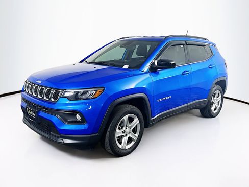 Used 2023 Jeep Compass Latitude image 3