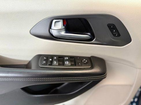 Used 2023 Chrysler Pacifica Touring-L FWD image 19