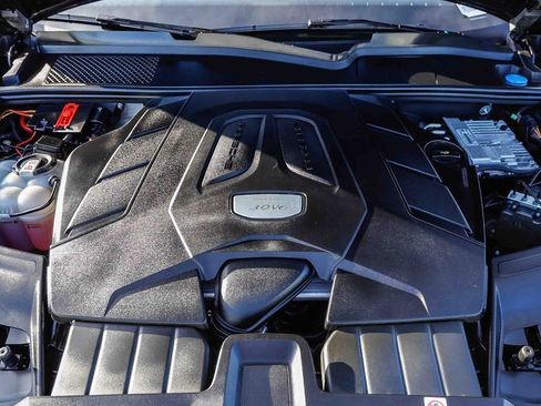 Used 2023 Porsche Cayenne Platinum Edition image 32