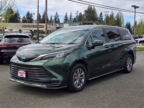 Used 2025 Toyota Sienna LE FWD image 3