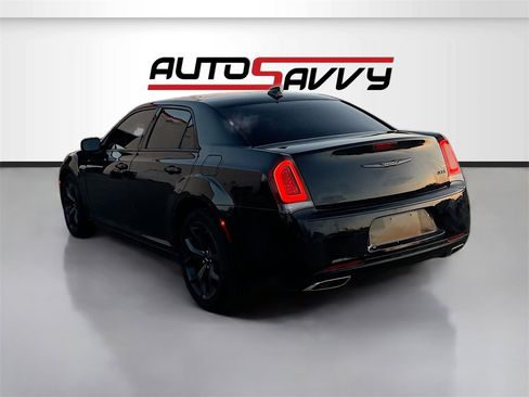Used 2023 Chrysler 300 Touring w/ Sport Appearance Package image 5