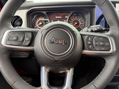 Used 2025 Jeep Wrangler Unlimited Sahara AWD/4WD image 14