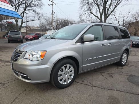 Used 2015 Chrysler Town & Country Touring w/ Driver Convenience Group image 2
