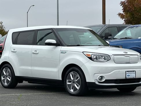 Used 2017 Kia Soul EV + image 9