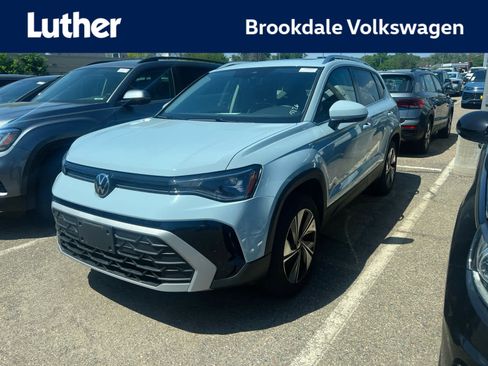 Used 2025 Volkswagen Taos SE w/ Panoramic Sunroof Package AWD/4WD image 1