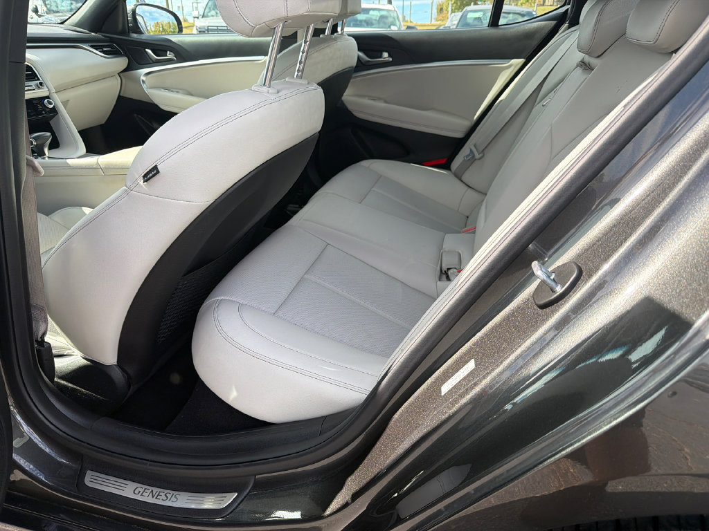 Used 2025 Genesis G70 2.5T RWD image 20