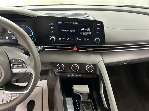 Used 2025 Hyundai Elantra SE FWD image 18