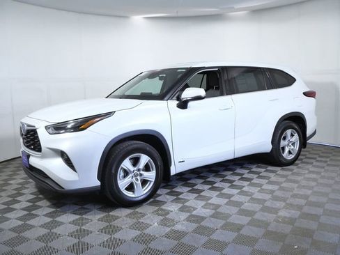 Used 2022 Toyota Highlander LE AWD/4WD image 5
