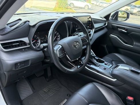 Used 2021 Toyota Highlander XLE FWD image 14