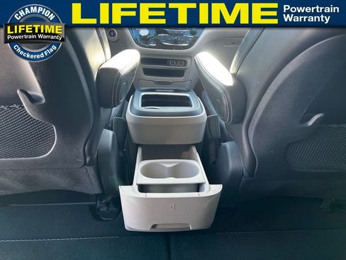 Used 2024 Chrysler Pacifica Touring-L image 28