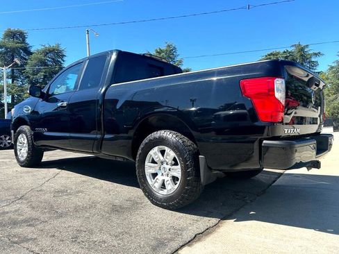 Used 2017 Nissan Titan SV image 5