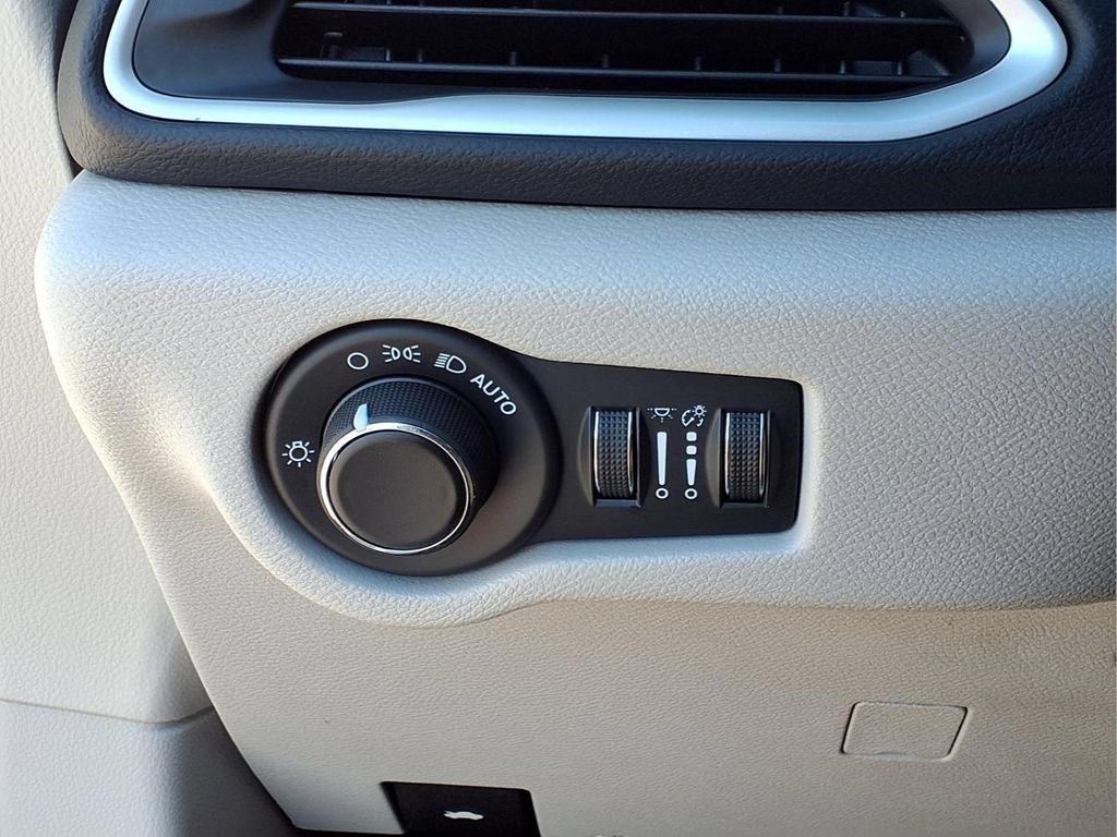 Used 2023 Chrysler Voyager LX FWD image 20