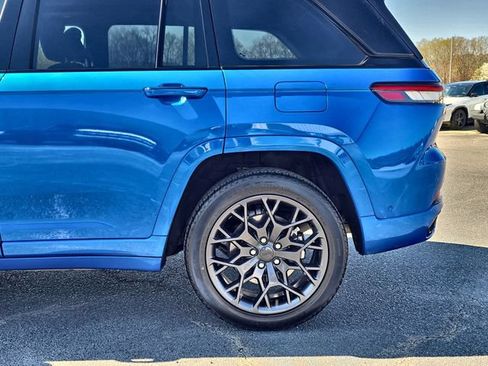Used 2023 Jeep Grand Cherokee Summit AWD/4WD image 12