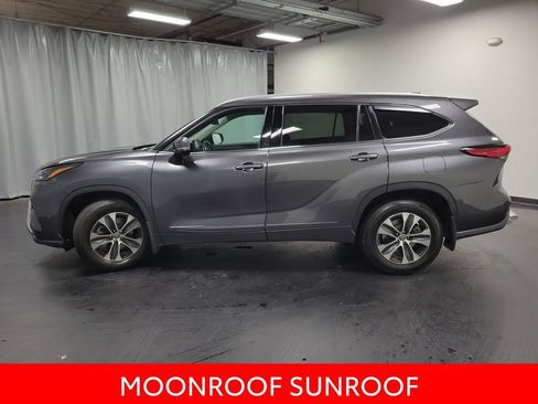 Used 2022 Toyota Highlander XLE AWD/4WD image 5