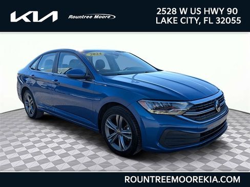 Used 2024 Volkswagen Jetta SE image 1
