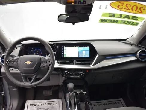 Used 2025 Chevrolet Trax LT FWD image 19