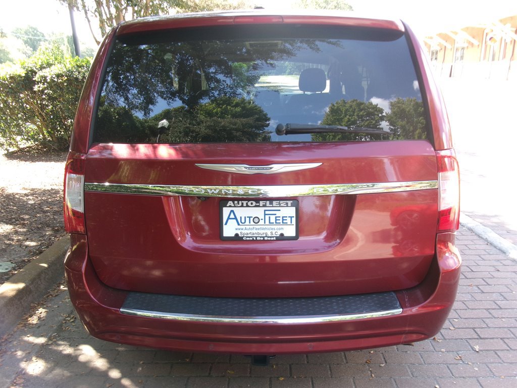 Used 2013 Chrysler Town & Country Touring-L w/ Driver Convenience Group FWD image 6