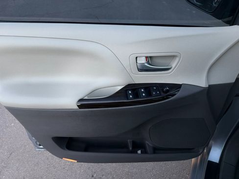 Used 2017 Toyota Sienna XLE Premium image 14