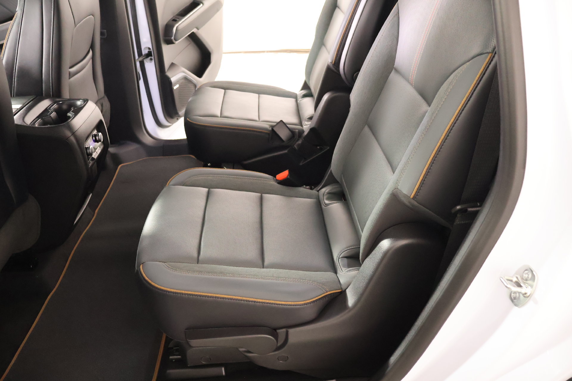Used 2026 GMC Acadia AT4 w/ Luxury Package AWD/4WD image 12