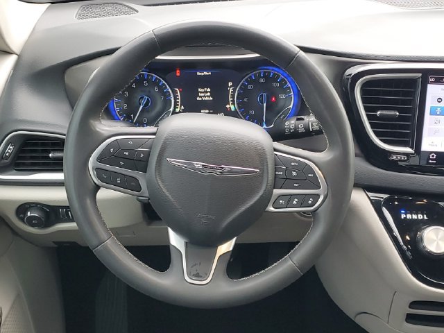 Used 2023 Chrysler Pacifica Touring-L FWD image 13