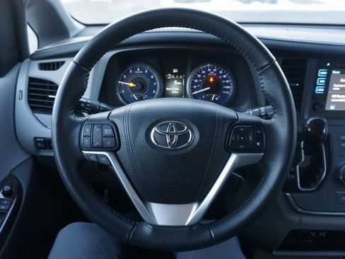 Used 2017 Toyota Sienna XLE image 3