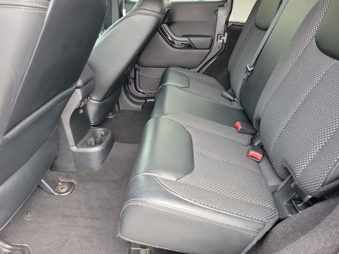 Used 2016 Jeep Wrangler Unlimited Sahara image 7