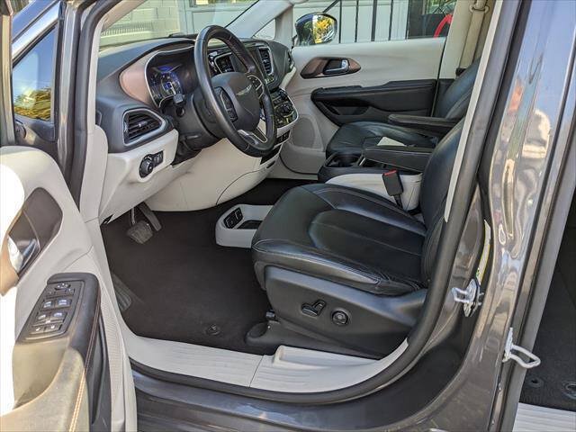 Used 2018 Chrysler Pacifica Touring-L FWD image 9