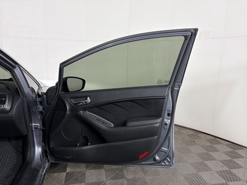 Used 2018 Kia Forte S image 40