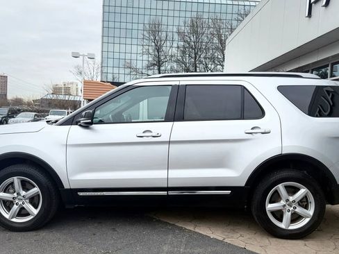 Used 2016 Ford Explorer XLT image 4