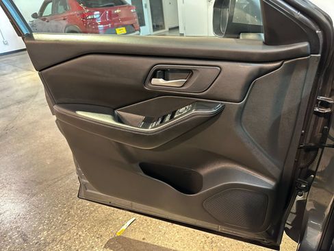 Used 2025 Nissan Rogue SV AWD/4WD image 18
