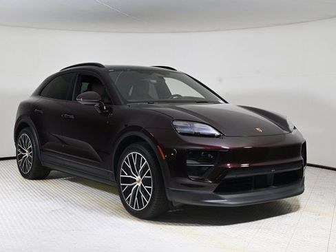 Certified 2025 Porsche Macan 4 Electric image 9