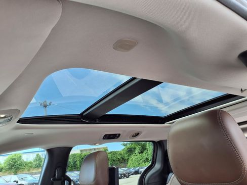 Used 2017 Chrysler Pacifica Limited w/ UConnect Theater Package FWD image 24