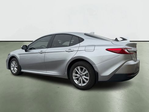 Used 2025 Toyota Camry LE image 3