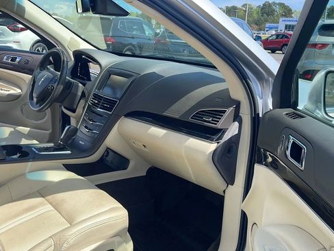 Used 2014 Lincoln MKT FWD image 28