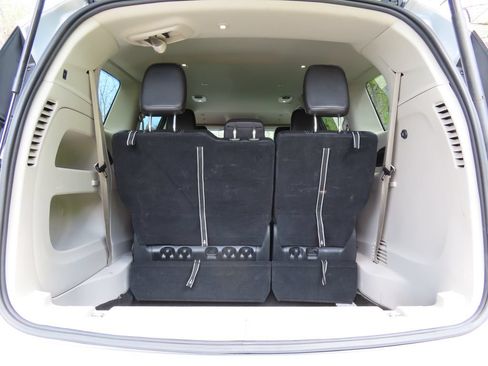 Used 2024 Chrysler Pacifica Touring-L FWD image 16