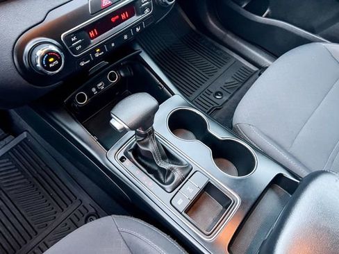 Used 2019 Kia Sorento LX image 18