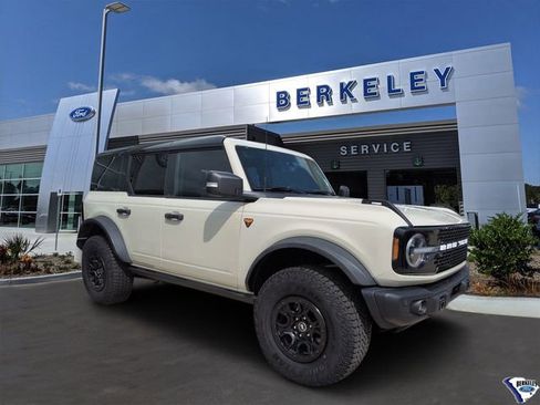 Used 2025 Ford Bronco Badlands AWD/4WD image 1