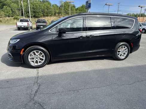 Used 2022 Chrysler Pacifica Touring-L FWD image 3