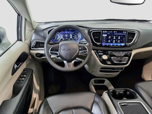 Used 2023 Chrysler Pacifica Touring-L FWD image 25