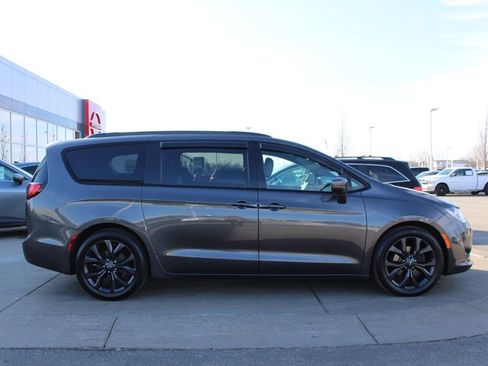 Used 2018 Chrysler Pacifica Touring-L w/ Premium Audio Group image 6