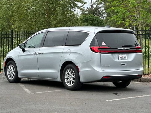 Used 2024 Chrysler Pacifica Touring-L FWD image 6