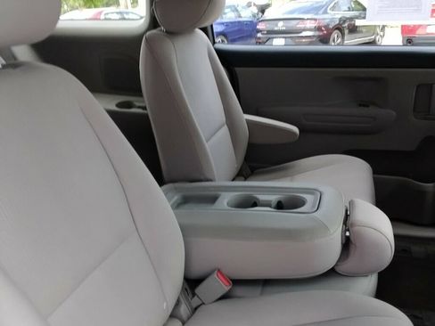 Used 2021 Kia Sedona LX FWD image 12