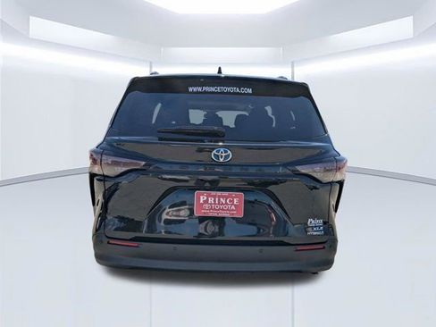 Used 2024 Toyota Sienna XLE FWD image 5