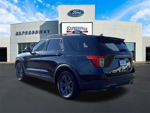 Used 2023 Ford Explorer XLT w/ Equipment Group 202A image 8