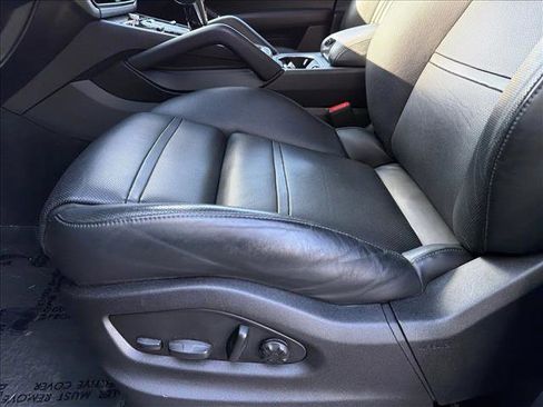 Used 2022 Porsche Cayenne image 12