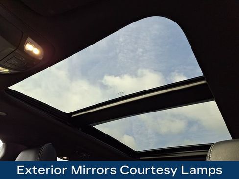 Used 2025 Chrysler Pacifica Premium FWD image 17