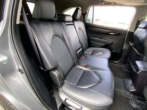Certified 2025 Toyota Highlander XLE image 18