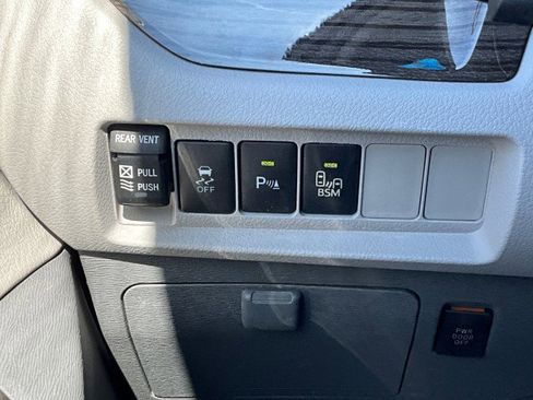 Used 2015 Toyota Sienna XLE w/ XLE Navigation Package image 15