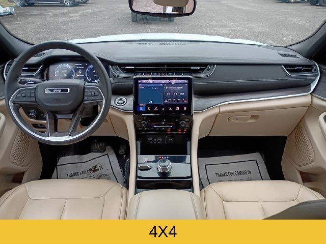 Used 2023 Jeep Grand Cherokee Limited w/ Black Appearance Package AWD/4WD image 9