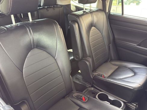 Used 2022 Toyota Highlander XLE image 32